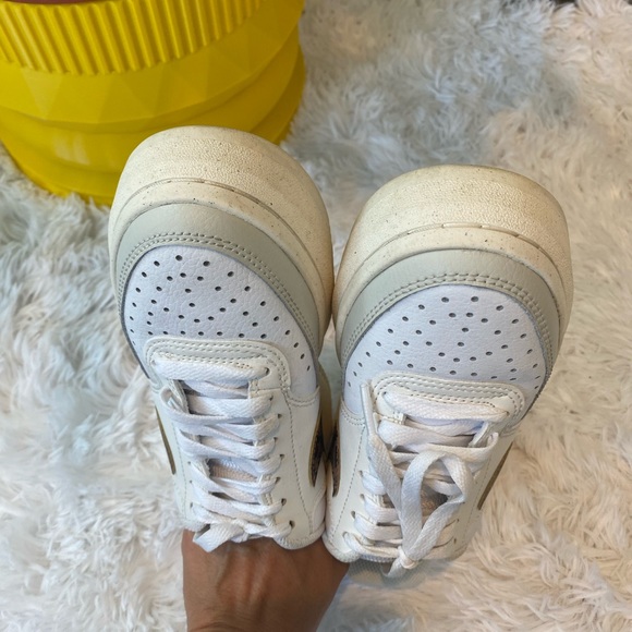 ✨Nike (GUC) Sneaker White Size 6✨ - Picture 3 of 8